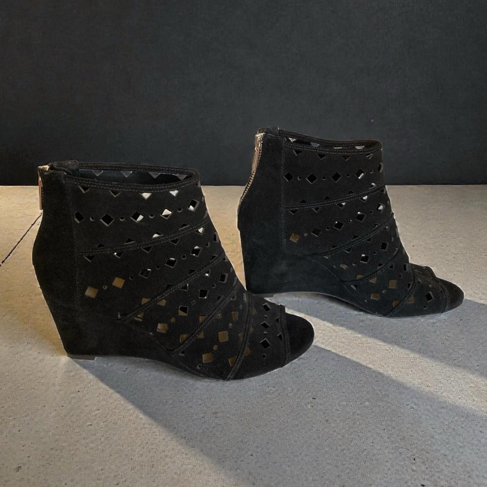 Michael Kors Sz 8 Uma Wedge Heel Open Toe Ankle Bootie Suede Laser Cut Design